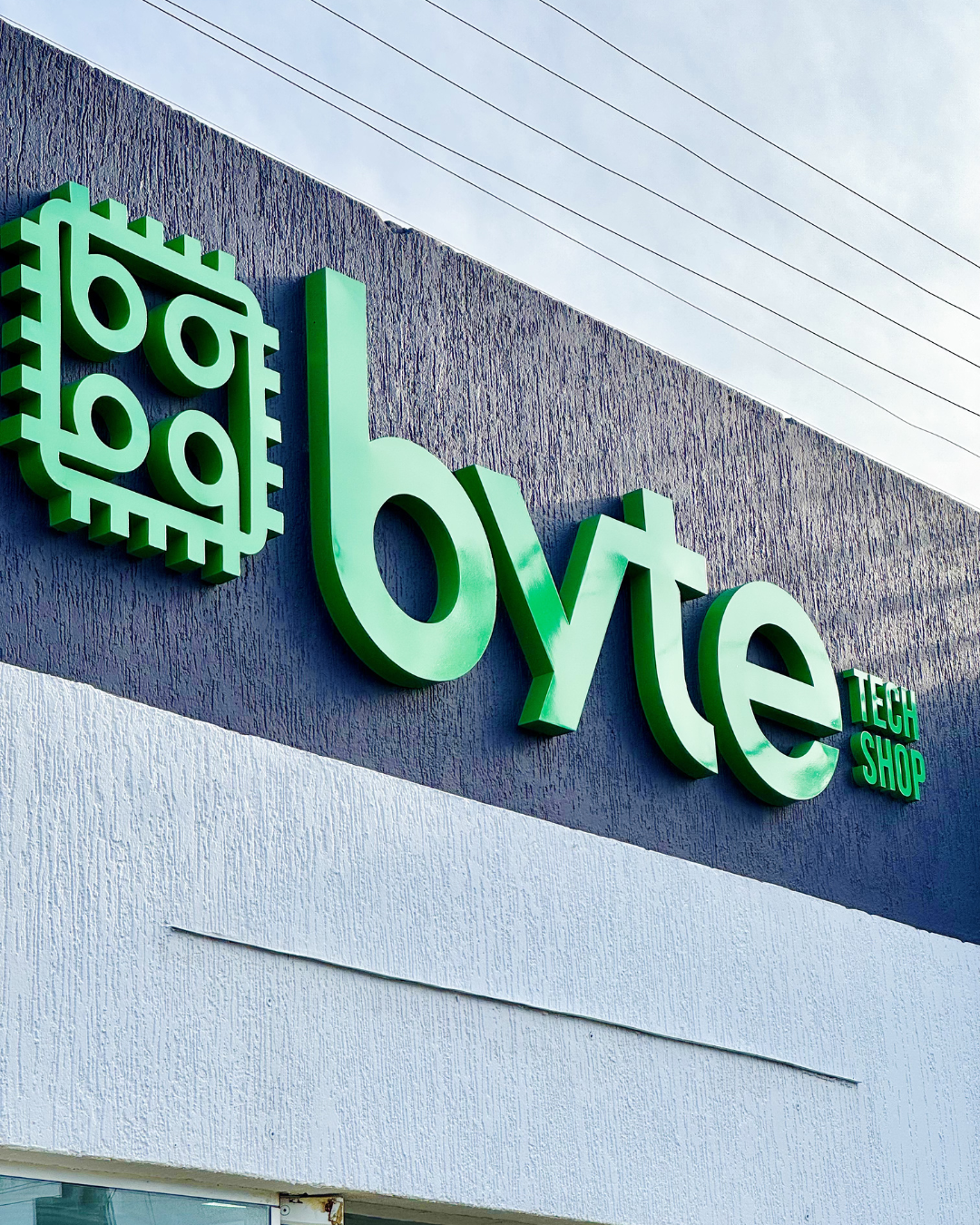 Logo Byte Tech Shop na fachada